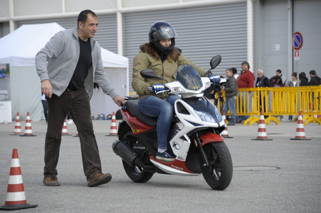 Riccardo Matesic mentre fa un corso di guida