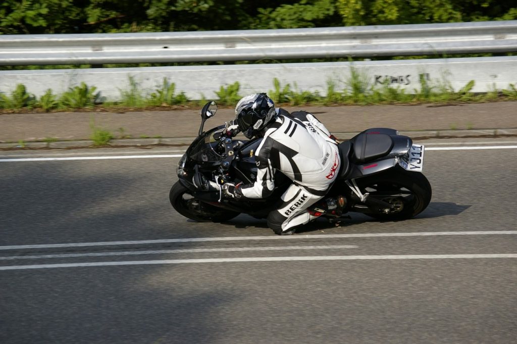 motociclista veloce su strada