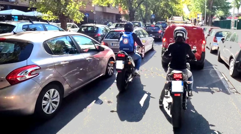 moto nel traffico a Roma