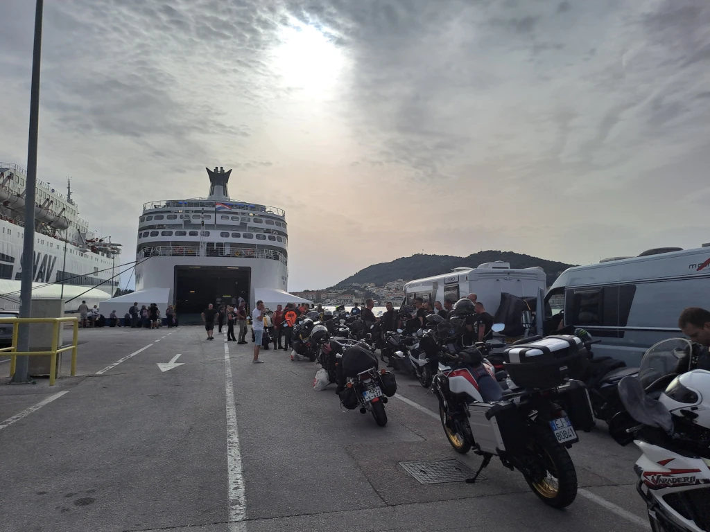 moto in fila per traghetto spalato