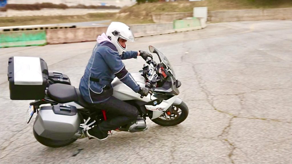 Moto in curva stretta