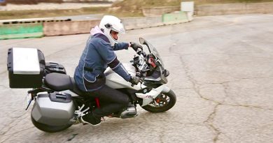 Moto in curva stretta
