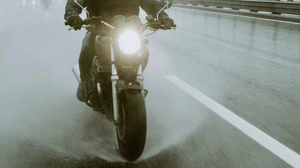 Moto con pioggia forte