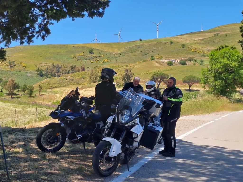 Sicilia, Pale eoliche, motociclisti