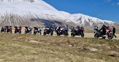 Gruppo motociclisti montagna