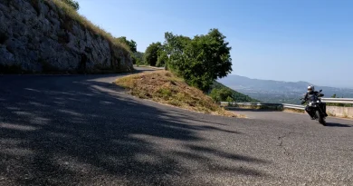 Tornante in salita con la moto
