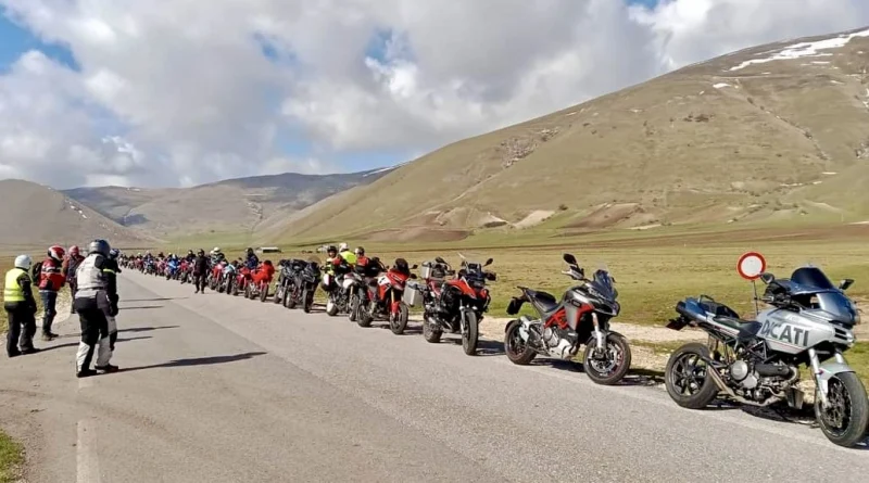 Gruppo motociclisti