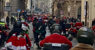 Babbi Natale in moto a Roma 2025