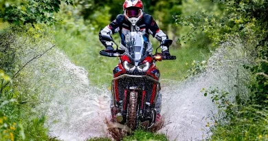 Honda Africa Twin 1100 in un guado