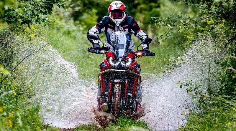 Honda Africa Twin 1100 in un guado