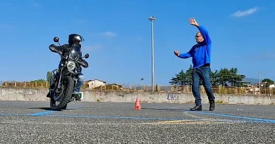 Riccardo Matesic (Motoskills) fa lezione di guida moto