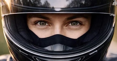 Motociclista, occhi nel casco