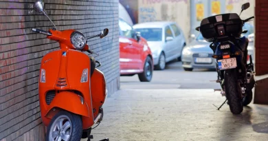 Vespa e moto parcheggiate