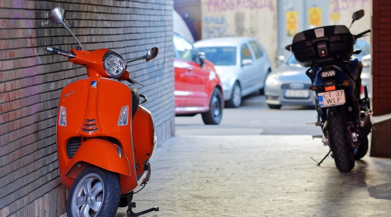 Vespa e moto parcheggiate