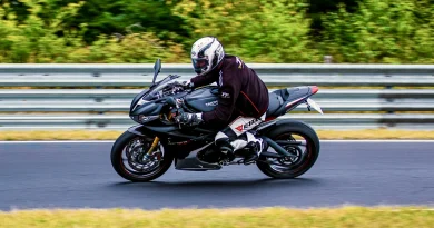 Moto Triumph non veloce in curva