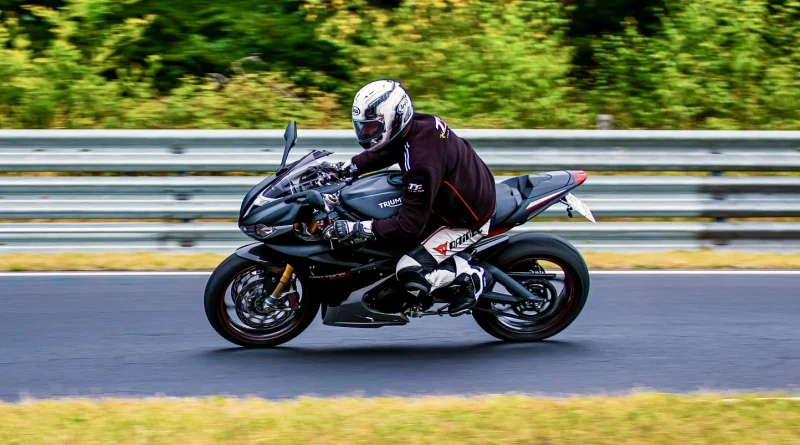 Moto Triumph non veloce in curva