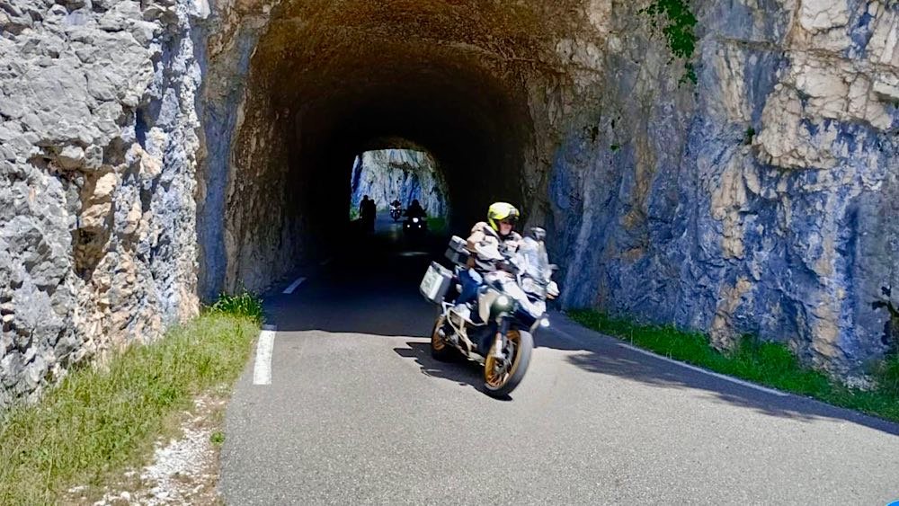 Moto esce da galleria - Gorges de la Nesque