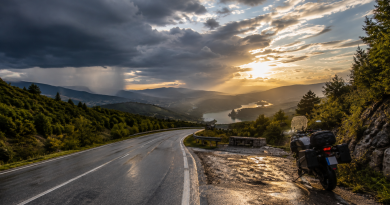 Moto su strada bagnata