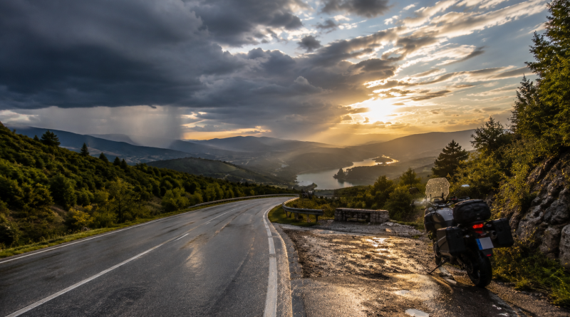 Moto su strada bagnata
